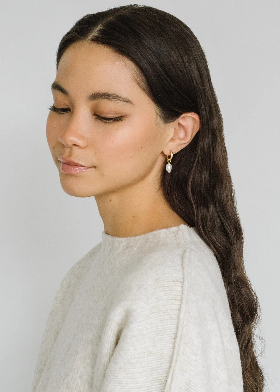 Kara Yoo: Anna Hoop Earrings + Pearl Drop Charms - 14K Gold Filled Kara Yoo: Anna Hoop Earrings + Pearl Drop Charms - 14K Gold Filled -Azaleas Nyc Store Anna Huggie PearlDrop YGF 900x 725444d9 551f 4211 a9f8 70241baee797