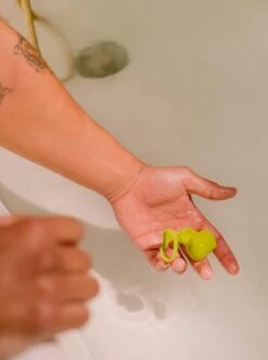 Dame: Fin Finger Toy