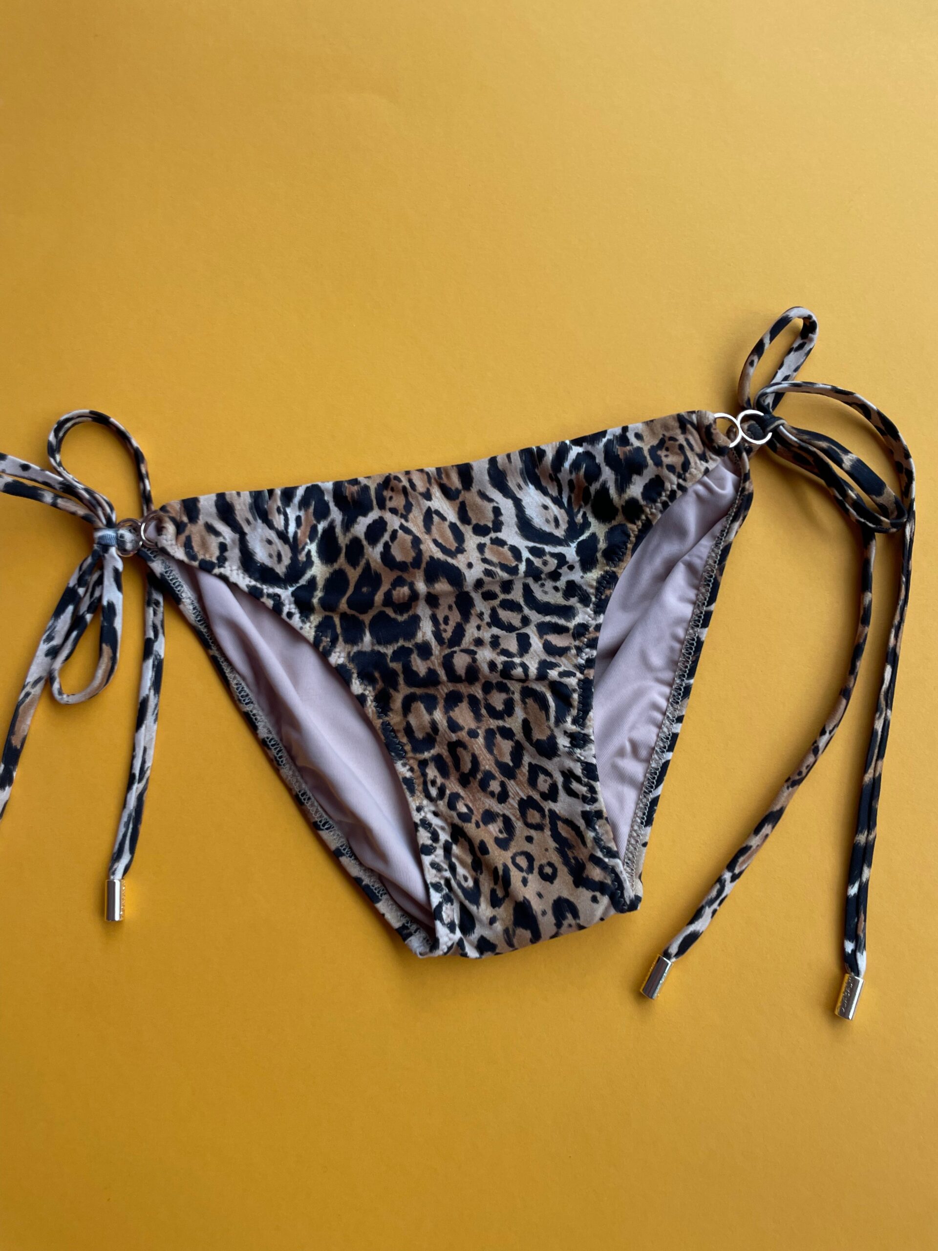 Melissa Odabash: Costa String Tie Bikini Bottom - Cheetah Melissa Odabash: Costa String Tie Bikini Bottom - Cheetah -Azaleas Nyc Store IMG 6808 scaled
