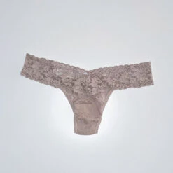 Hanky Panky: Lace Low Rise Thong - Basics 6 Hanky Panky: Lace Low Rise Thong - Basics -Azaleas Nyc Store PXL 20220330 173749263 2